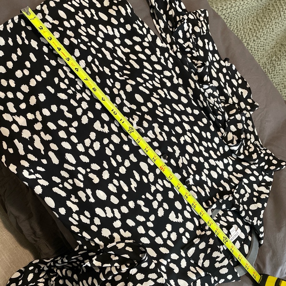 Chico’s Ruffle Dot Print Top Size 4 Black White Abstract Dalmatian Dots Career - Picture 9 of 9